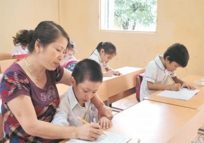 Cô giáo Ðinh Thị Thủy đang dạy các em học sinh nhiễm HIV tại Trung tâm Giáo dục Lao động xã hội số 2 Hà Nội.