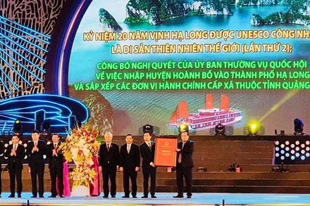 Phó Chủ tịch Quốc hội Uông Chu Lưu trao Nghị quyết của Ủy ban Thường vụ Quốc hội về việc nhập Hoành Bồ vào TP Hạ Long và sắp xếp các đơn vị hành chính cấp xã thuộc tỉnh Quảng Ninh cho tỉnh Quảng Ninh 