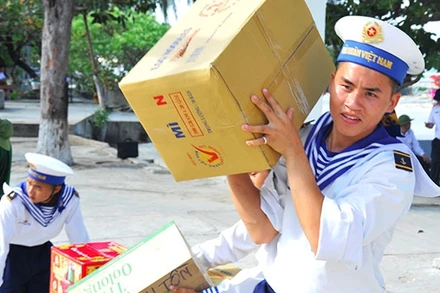 Chiến sĩ đảo Song Tử Tây nhận quà từ đất liền. Ảnh: ANH NAM