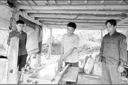 Anh Lò Văn Ơn (đứng giữa) đã nhận ra giá trị cuộc sống từ đôi tay lao động.