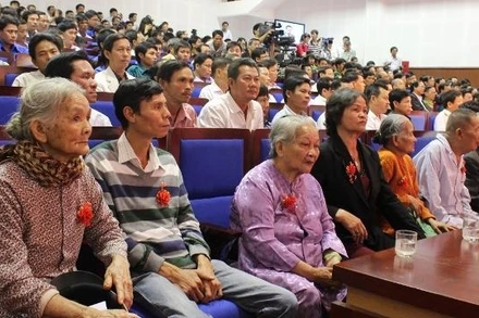 Thân nhân của các liệt sĩ Đà Nẵng hy sinh trong trận Gạc Ma.