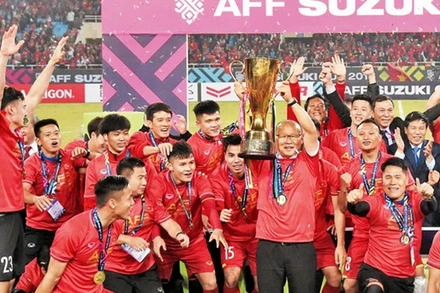 Đội tuyển bóng đá Việt Nam giương cao Cúp vô địch.