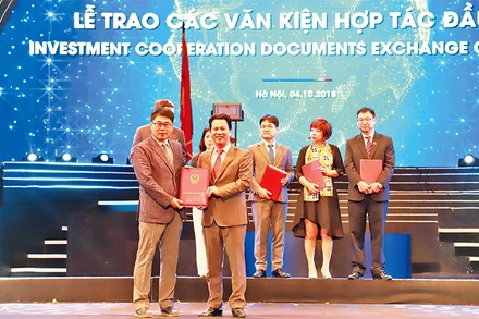 Trong khuôn khổ Hội nghị tổng kết 30 năm thu hút đầu tư nước ngoài (FDI) tại Việt Nam, Chủ tịch UBND tỉnh Hà Tĩnh Đặng Quốc Khánh đã trao giấy chứng nhận đầu tư cho các nhà đầu tư nước ngoài vào Hà Tĩ