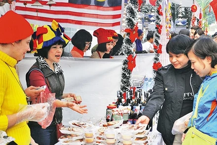 Món ăn Việt luôn chinh phục được khách nước ngoài. Ảnh: NAM ANH