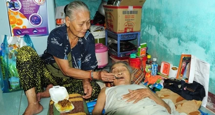 Chỉ còn chút hơi sức để cố, bà Quế cũng quyết chăm sóc bà Anh thật chu toàn.