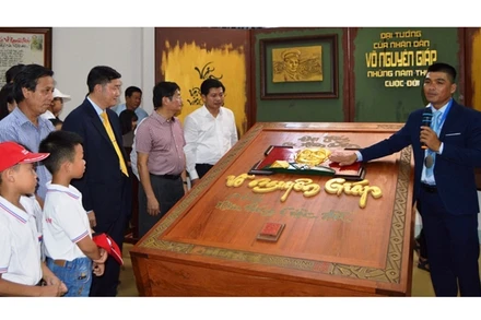 Lễ tiếp nhận sách thư pháp bằng tiếng Việt “Đại tướng của nhân dân - Võ Nguyên Giáp - Những năm tháng cuộc đời”.