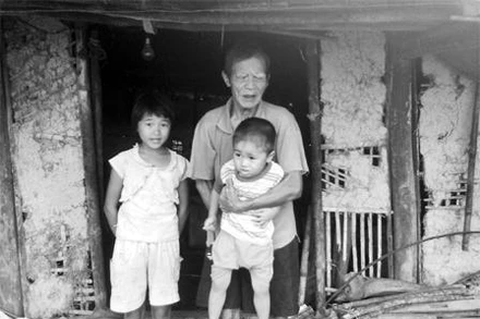 Gia cảnh còn nhiều khó khăn, bé Hằng vẫn luôn vui vẻ khi được ở bên ông, trông em và giúp mẹ.