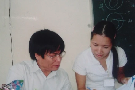 Thầy Phan Trọng Hòa và sinh viên trong giờ giải lao.