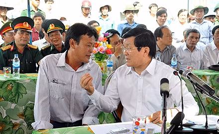 Chủ tịch nước nói chuyện với một ngư dân Lý Sơn kiên cường bám biển. (Ảnh: Internet)