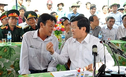 Chủ tịch nước nói chuyện với một ngư dân Lý Sơn kiên cường bám biển. (Ảnh: Internet)