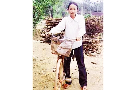 Nguyễn Thị Hiên thời cấp 2 vừa đi kiếm củi vừa đi học. Ảnh: TIẾN DŨNG
