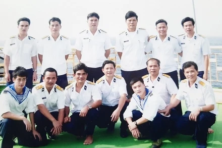 Trung tá Trần Sỹ Hoành (ngồi giữa) cùng các đồng đội lúc đang công tác ở nhà giàn.