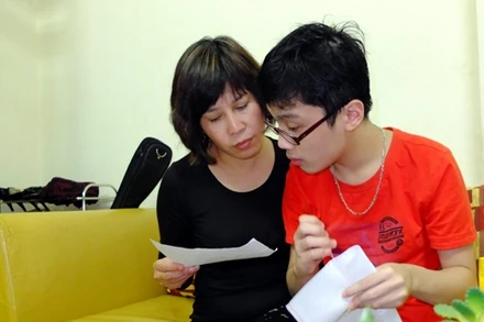 Nhờ có tình thương và lòng kiên nhẫn của mẹ, Hiếu đã vượt qua bệnh tật, tiến bộ rất nhiều .