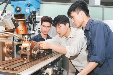 Mùa tuyển sinh năm nay cho thấy, chưa có nhiều dấu hiệu tích cực cho đào tạo cao đẳng. Trong ảnh: Giờ thực hành ở Trường cao đẳng nghề Vĩnh Phúc.