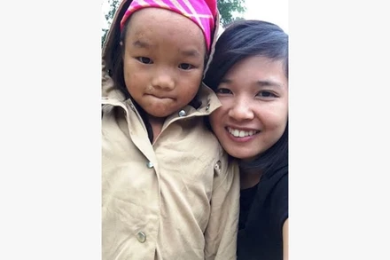 Trịnh Thị Hân đến với một em nhỏ thiệt thòi ở Hà Giang. 