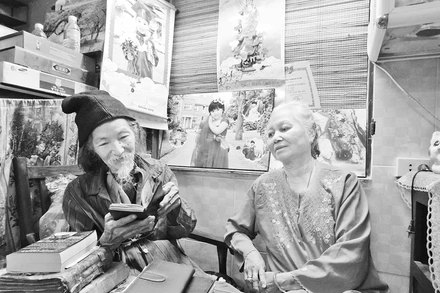 Trong căn nhà nhỏ, ông miệt mài với sách vở, còn bà thì lấy việc được chăm sóc ông làm niềm vui.