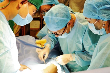 Các bác sĩ Bệnh viện dã chiến cấp 2 - số 1 của Việt Nam thực hiện ca mổ đầu tiên, tại Phái bộ gìn giữ hòa bình LHQ Nam Xu-đăng.