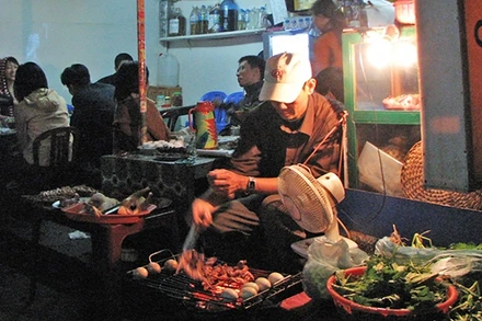 Du khách thưởng thức các món nướng tại phố ẩm thực thị trấn Sa Pa. Ảnh: LÊ MINH