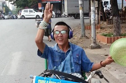 Dù đi lại khó khăn nhưng Tân vẫn miệt mài với những hành trình thiện nguyện.   