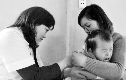 Bác sĩ tình nguyện khám bệnh cho trẻ em vùng cao.