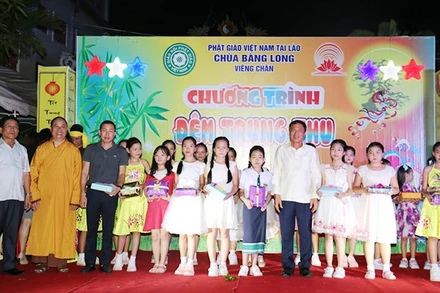 Trao quà Tết Trung thu cho con em kiều bào tại chùa Bàng Long.