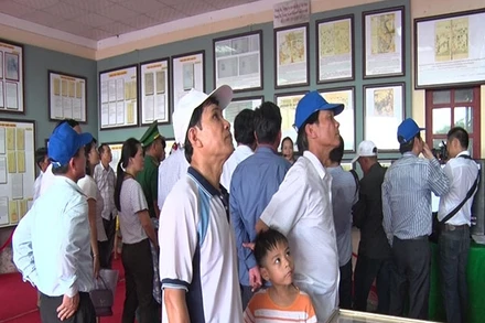 Triển lãm thu hút đông đảo các tầng lớp nhân dân đến xem.