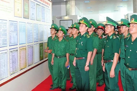 Đông đảo cán bộ, học sinh, sinh viên… tham quan tại khu vực trưng bày. 