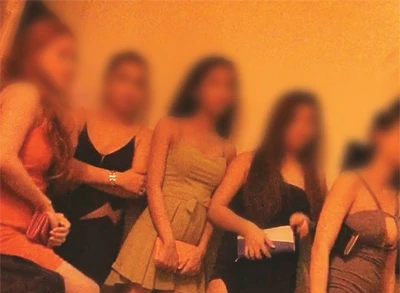 Những cô gái ăn mặc hở hang trong những nhà hàng không thực đơn.