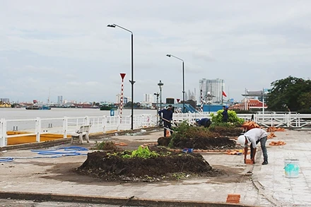 Bến buýt sông vẫn thi công dở dang.