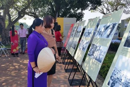 Khách tham quan đến với triển lãm.