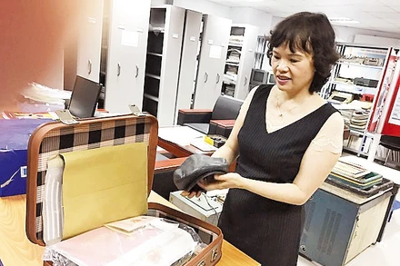 Nhà báo Kim Hoa giới thiệu về kỷ vật của nhà báo Hoàng Tùng.