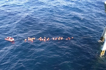 Các đặc công nhà giàn luyện tập. 