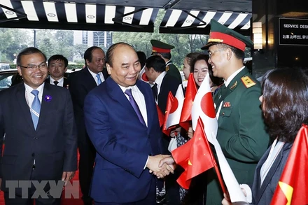 Cán bộ, nhân viên Đại sứ quán Việt Nam tại Nhật Bản đón Thủ tướng Nguyễn Xuân Phúc tại sân bay quốc tế Narita, Tokyo sáng 22-10. Ảnh: Thống Nhất/TTXVN.