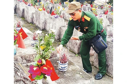 Mỗi khi có dịp, ông Vũ Văn Cảnh lại lên thắp hương cho đồng đội tại Nghĩa trang liệt sĩ Vị Xuyên (Hà Giang).