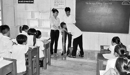 Hướng dẫn kiểm tra độ ô nhiễm của nước tại điểm trường Cửa Vạn (Trường THCS Hùng Thắng, TP Hạ Long, Quảng Ninh).