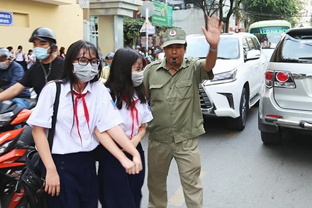 Học sinh thành phố Hồ Chí Minh tiếp tục học lệch giờ để tránh kẹt xe.