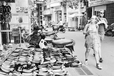 Người dân kinh doanh lấn chiếm vỉa hè, lòng đường. Ảnh: HẢI LINH