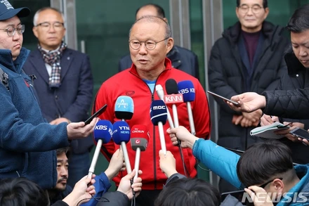 HLV Park Hang Seo trả lời phỏng vấn báo chí Hàn Quốc sáng 17-12.