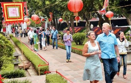 Du khách tham quan Văn Miếu.