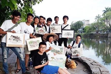 Một hoạt động của nhóm “Ký họa đô thị Hà Nội”. Ảnh: THANH THỦY