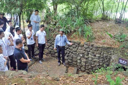 Khách du lịch thăm di tích Ðịa đạo Vịnh Mốc (Quảng Trị). 