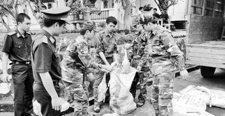 Lực lượng chức năng xử lý gia cầm nhập lậu.