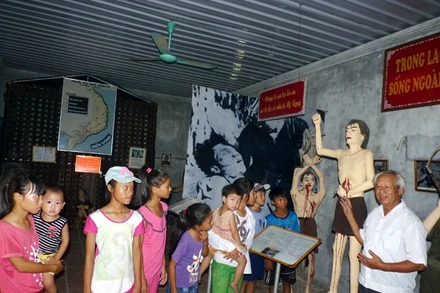 Qua các kỷ vật, ông Bảng giúp các em học sinh hiểu về cuộc sống trong lao tù của các chiến sĩ.