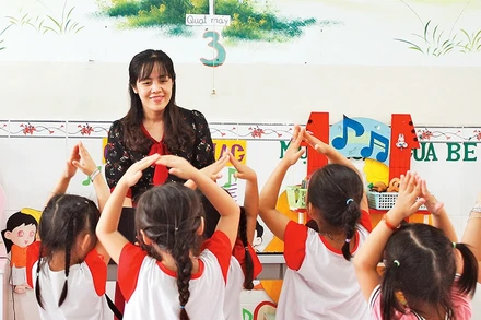 Cô giáo Nguyễn Thị Kim Xuyến (Trường mầm non Trường Thạnh, quận 9) với các học sinh.