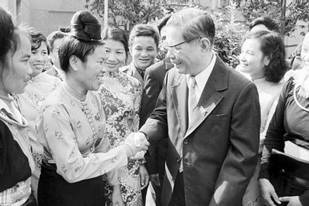 Đồng chí Nguyễn Văn Linh gặp gỡ các đại biểu dự Đại hội Đảng lần thứ VI khai mạc ngày 15-12-1986 tại Hà Nội. Ảnh: MINH ĐẠO