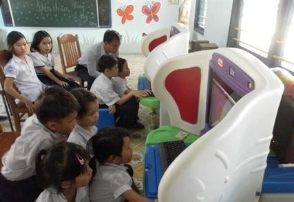 Các em nhỏ được hướng dẫn sử dụng chương trình KidSmart