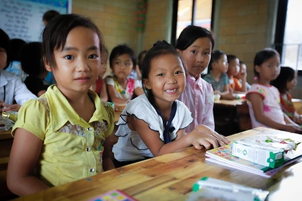 Ðã là năm thứ ba, những đứa trẻ vùng cao được học trong một ngôi trường đẹp như một bông hoa rừng. Ảnh: VŨ SƠN