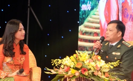 Thiếu tá Phạm Văn Tôn trong buổi giao lưu Những người thắp lửa biên cương. Ảnh: HOÀNG ANH