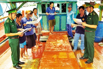 Bộ đội Biên phòng Cà Mau tuyên truyền ngư dân lợi ích khi lắp đặt thiết bị giám sát hành trình.