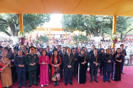 Các đại biểu dâng hương tưởng nhớ Hai Bà Trưng.